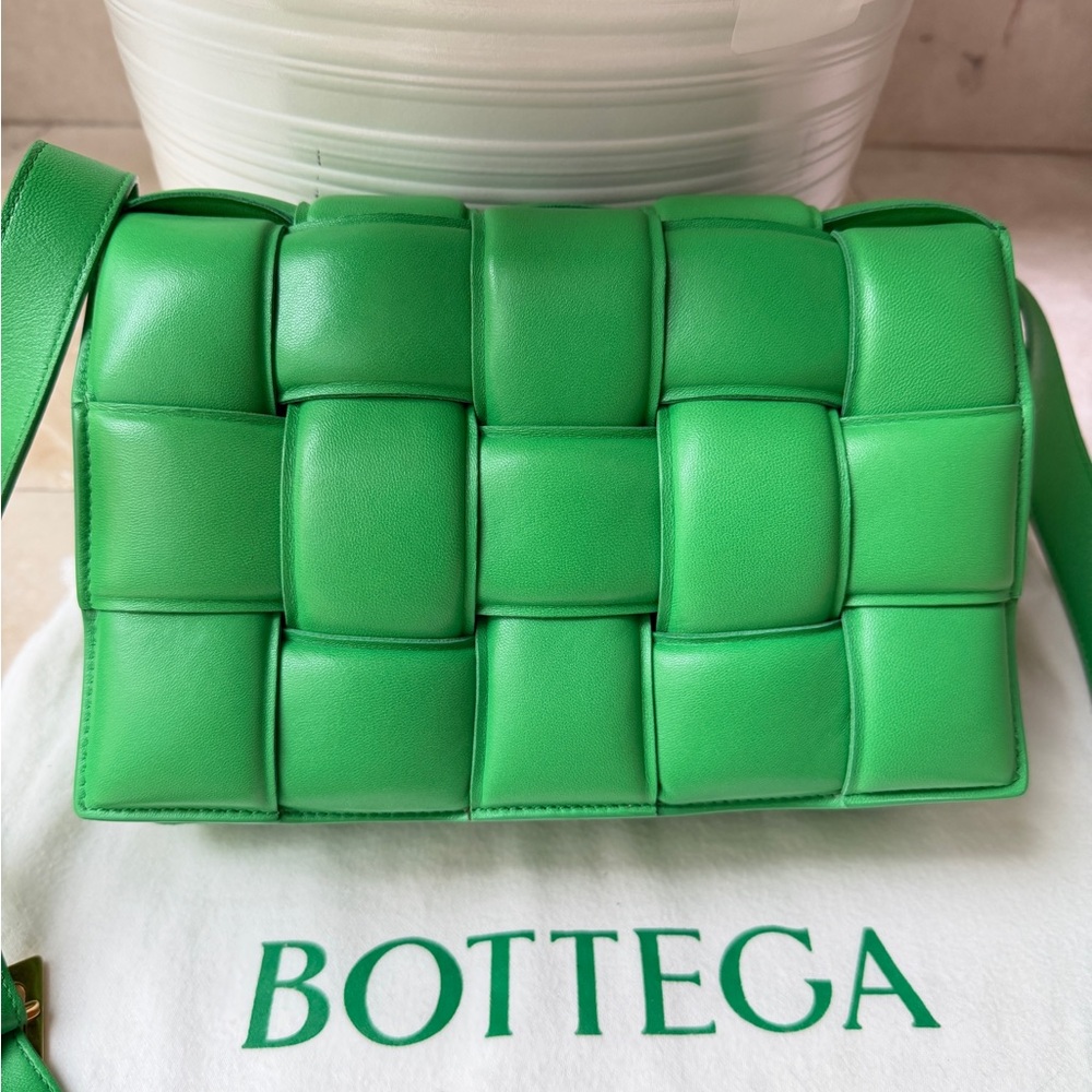 BOTTEGA VENETA GRASS GREEN INTRECCIATO PADDED CASSETTE BAG CROSSBODY PARAKEET